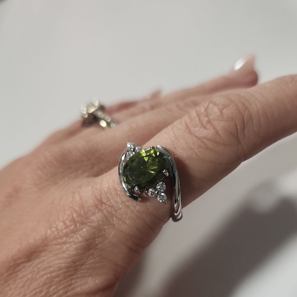 Elegant Silver Ring With Green Center Size 8
